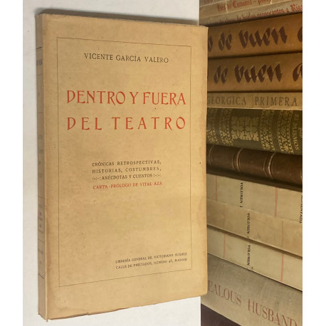 Dentro y fuera del teatro. Crónicas retrospectivas, historias, costumbres, anécdotas y cuentos. Carta-prólogo de vital Aza.